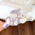 Pince à cheveux fleurie en acétate violet et blanc perle avec une finition marbrée chic - Bleu Brouillard Iridescent