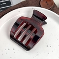 Pinza per capelli trapezoidale irregolare opaca in marmo marrone scuro effetto tartaruga - Borgogna