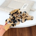 Pince à cheveux fleurie en acétate avec motifs vintage écaillés de tortue ambre - Écaille