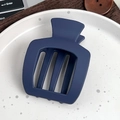 Pince à cheveux trapèze bleu marine mat pour coiffure élégante de femme moderne - Bleu