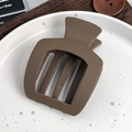 Pince à cheveux trapézoïdale marron foncé mat avec un design évidé à nervures - Khaki