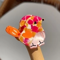 Bunte Vogel-Haarklammer mit rosa-gelbem Mosaik-Acetat auf einem Holzständer - Rosa Flamingo