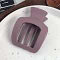 Pince à cheveux trapèze violet mat avec découpes ajourées sur une assiette blanche - Violet