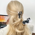 Pince à cheveux chat en marbre noir et blanc sur cheveux blonds pour un style mignon - Style Border Collie