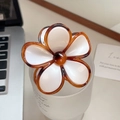 Elegante tweekleurige bloem haarklem in amber en wit harsmateriaal voor dames - 7.5cm / Broken Wit