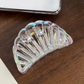 Irisierende halbkreisförmige Haarklammer mit Muschelmuster und goldener Feder - Bunt Transparent