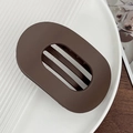 Pince à cheveux ovale plate marron mat au design minimaliste sur une assiette blanche - Gris foncé / 11.2cm