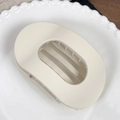 Pince à cheveux ovale blanc crème mat avec design ajouré et dents de maintien - Blanc Cassé / 11.2cm