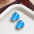 Paire de pinces à cheveux en forme de poisson bleu en acrylique poli avec détails jaunes - Poisson Tropical Bleu