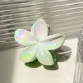 Pinza de pelo de flor frangipani verde iridiscente con un acabado nacarado - Flor Pequeña / Cian Degradado