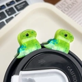 Set di due mini fermagli per capelli in acrilico verde a forma di dinosauro su tazza - Stile Brachiosauro (A578-1)