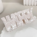 Eleganter weißer Haarclip aus Acetat mit WIFE-Schriftzug und Perlenverzierung - WiFEY-Künstliche Perle