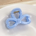 Pinza per capelli a fiocco azzurro con intagli a cuore su piatto di ceramica - Fiocco Cuore-Blu