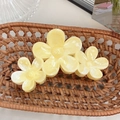 Crèmegele bloemen haarklem met marmeren textuur in een geweven mandje - Geel