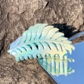 Iridescent mint green leaf-shaped hair claw clip with gradient pearl finish - Gradient Blue-Leaf