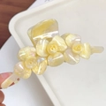 Elegante molletta per capelli in acetato crema con tre rose 3D e texture marmorizzata perlata - Giallo Cangiante
