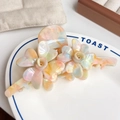 Elegante pinza per capelli in acetato con motivo floreale e trama marmo perlato - Multicolore Chiaro
