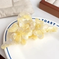 Elegante pinza per capelli a fiore giallo crema in acetato con finitura perlata - Giallo Cangiante