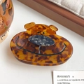 Molletta per capelli a forma di orso in acetato tartarugato ambra su vassoio di legno - Tartarugato Caffè