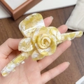 Pinza para el pelo de rosa doble en acetato con acabado de mármol crema y amarillo - Floral Amarillo