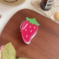 Pinza per capelli a forma di fragola in acrilico rosso con dettagli di foglie verdi - Fragola