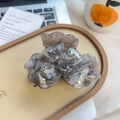 Pince à cheveux fleur en marbre gris ornée de strass colorés sur un bureau élégant - Gris Floral