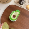 Simpatico fermaglio per capelli a forma di avocado su vassoio in legno rustico - Pera