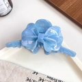 Pinza per capelli a fiocco azzurro iridescente in acetato su vassoio bianco - Blu