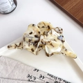 Grande molletta per capelli a fiocco color crema con motivo tartarugato in acetato - Color Formaggio