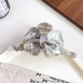Pinza per capelli in acetato con fiocco marmorizzato grigio e bianco su vassoio bianco - Inchiostro