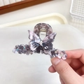 Violetter Marmor-Haarclip mit Schmetterlingsdesign und funkelnden Strasssteinen - Blumiges Milchgrau