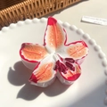 Pince à cheveux fleur de lys blanche avec taches rouges et détails d'étamines réels - Rouge