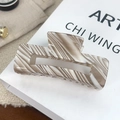 Pinza para el pelo rectangular con textura de mármol en marrón té con leche y crema - Crema Mocha