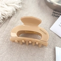 Elegante beige acetaat haarklem met handgemaakte gravure en matte afwerking - Crèmegeel