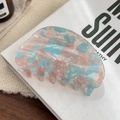 Elegante pinza para el cabello a rayas rosas y azules sobre un libro blanco - Azul Tiffany