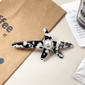 Pinza para el pelo estrella de mar en resina de mármol blanco y negro con perla central - Patrón de Vaca