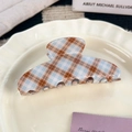 Braune und blaue Haarklammer mit Karomuster aus PVC im modischen Retro-Stil - Kariert Bar Stil