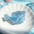 Pinza de pelo de ballena azul con textura perlada y diamantes para estilo marino - Ballena Azul