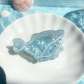 Pinza para el pelo de ballena azul claro con acabado perlado y detalles de diamantes - Ballena Cian