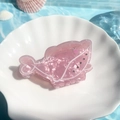 Pinza para el pelo de ballena rosa traslúcida con diamantes y elementos de olas marinas - Ballena Rosa