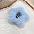 Lichtblauwe pluche ster haarclip met zacht imitatiebont en metalen kliksluiting - Mistblauw