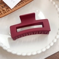 Pinza per capelli cava rettangolare bordeaux opaco con denti di presa su piatto bianco - Rosso Vino Opaco Quadrato