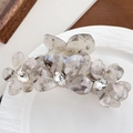 Pince à cheveux fleurie effet marbre gris avec strass brillants sur plateau blanc - Gris