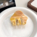 Elegante amber marmeren haarklem in geel acetaat met een glanzende afwerking op bord - 5,5 cm / Schelp Zonsondergang Geel