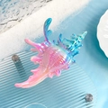 Pince à cheveux en forme de coquillage aux reflets nacrés dégradés rose et bleu - Conque Iridescente 5