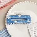 Haarklammer mit blauer Denim-Textur, weißem Herzprint und Lucky-Schriftzug auf einem Teller - Herz Eckig (A945)