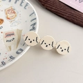 Süße cremeweiße Hunde-Haarklammer mit drei Pudel-Motiven im verspielten Design - Milchkaffee