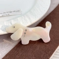 Barrette teckel en acétate crème irisé avec détails d'yeux et de collier en strass - 6.5cm / Blanc Iridescent