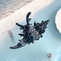 Pince à cheveux en résine marbrée grise au design de coquillage de vacances - Conque Iridescente 10