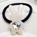 Élastique lapin mignon en acétate blanc perlé avec détail de cristal en cœur - Blanc AB